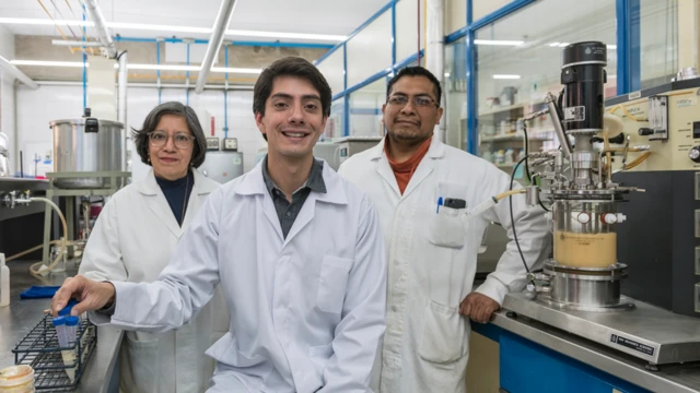 Javier sorri ao ladoroleta brasileira da evolutiondois membrosroleta brasileira da evolutionsua equipe, todosroleta brasileira da evolutionjaleco dentroroleta brasileira da evolutionum laboratório