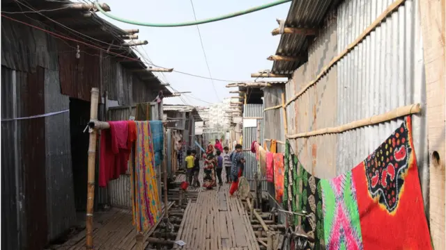 বসতি এলাকায় নেই বিশুদ্ধ খাবার পানির পর্যাপ্ত সরবরাহ।