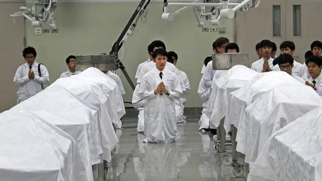 นักศึกษาวิชาแพทย์ทำความเคารพ "อาจารย์ใหญ่" ผู้บริจาคร่างกายให้พวกเขาใช้ศึกษา