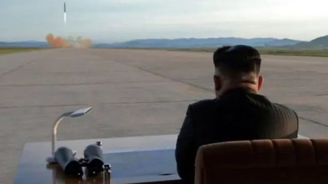 ஏவுகணை விண்ணில் பாய்வதைக் கவனிக்கும் கிம் ஜோங் அன்