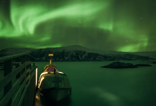 બોક્સિંગ ડેના રોજ ટ્રામ્સોની ઉપરના આકાશમાં દેખાતી નોર્ધન લાઈટ્સ