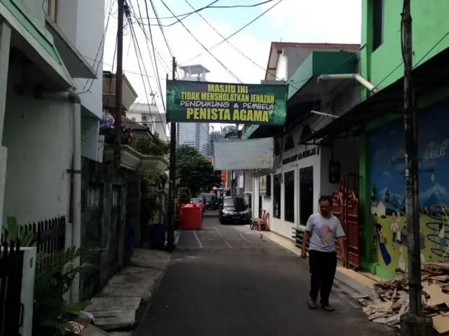 Spanduk dipasang di depan masjid Al-Ikhlas di Kelurahan Karet, Jakarta Selatan pada Februari 2017.