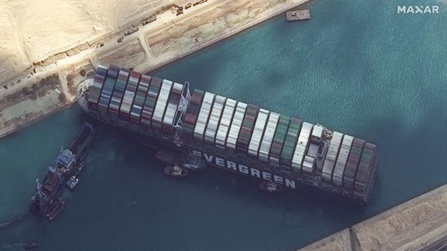 أظهرت صور الأقمار الصناعية الأسبوع الماضي كيف أغلقت السفينة "إيفر غيفين" القناة