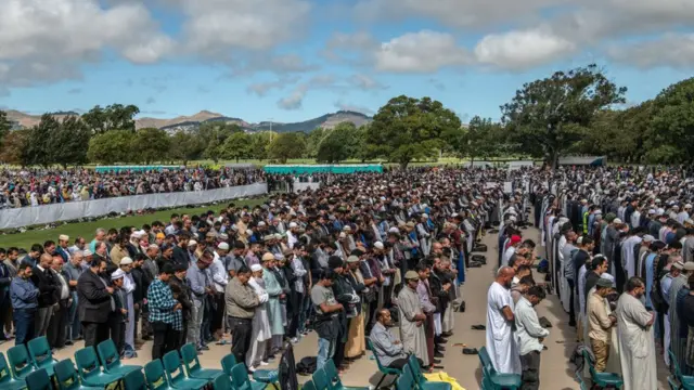 جمع كبير من المسلمين يؤدون صلاة الجمعة في متنزه