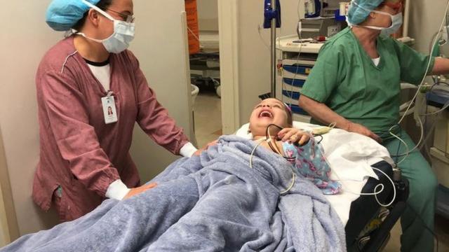 Cora vai rindo para a sala188bet bonuscirurgia