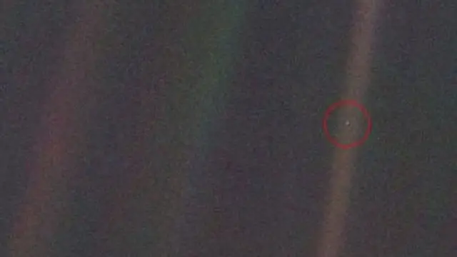 तो फिकट निळसर ठिपका, म्हणजे आपली पृथ्वी आहे.