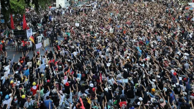 กลุ่มผู้ชุมนุมจำนวนมาก