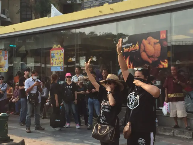 คนชูสามนิ้ว