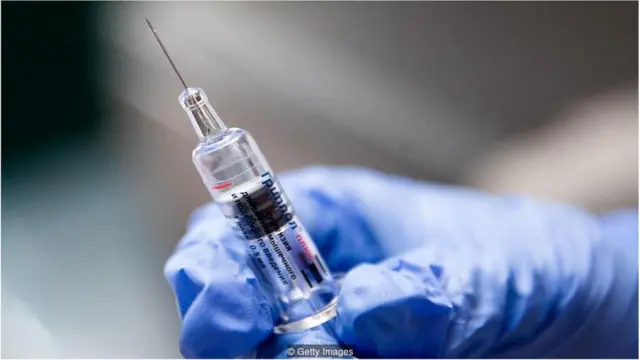 科学家们正在探索新的免疫方式，包括一种可以预防多种流感菌株的“广效型疫苗”。