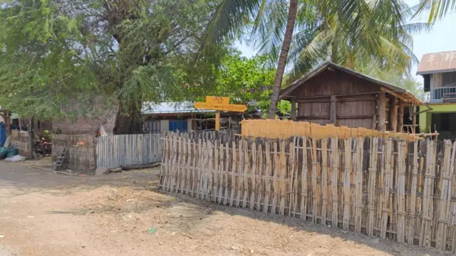 ပဇီကြီးရွာဟာ လျှပ်စစ်မီးတောင်မရသေးတဲ့ ရွာတစ်ရွာဖြစ်ပြီး ကတ္တရာလမ်းရှိလာတာတောင် ဆယ်စုနှစ်တစ်ခုလောက်ပဲရှိပါသေးတယ်။