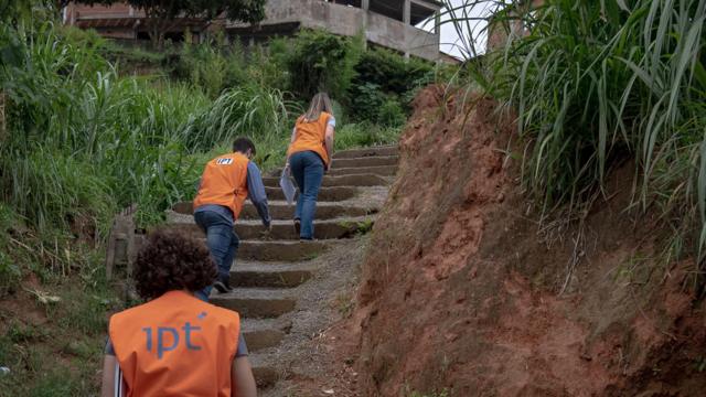 Geólogos subindo a escadaria