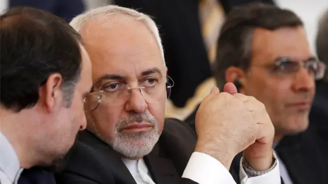 El ministro de Exteriores iraní (c), Javad Zarif, en Moscú el 28 de abril.