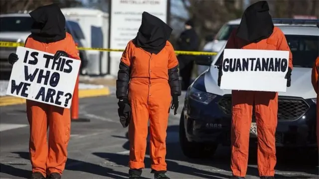 Wafungwa wakiwa wamebeba mabango