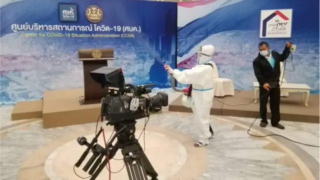 เจ้าหน้าที่ฉีดพ่นฆ่าเชื้อศูนย์แถลงข่าวของ ศบค. เมื่อ 22 ม.ค.
