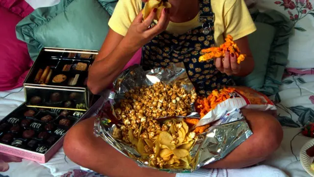 فتاة تتناول الطعام بشراهة