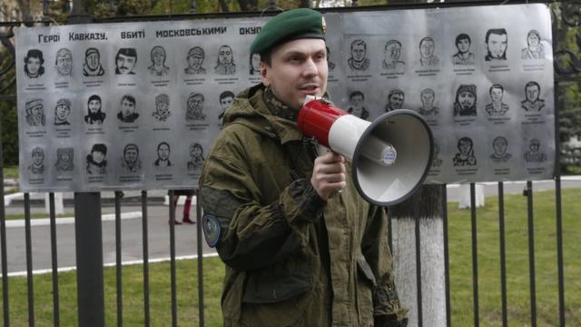 Адам Осмаєв під час акції біля посольства Росії у Києві, квітень 2016 р.