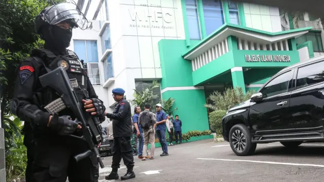 Anggota Brimob berjaga usai kejadian penembakan di Kantor Majelis Ulama Indonesia (MUI) Pusat, Jakarta, Selasa (02/05).