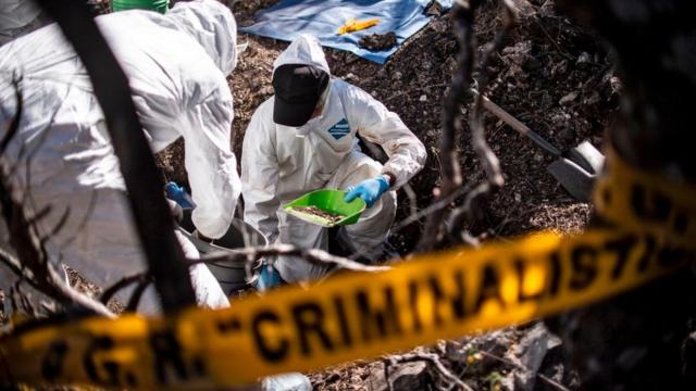 Forenses trabajando en Guerrero, México.