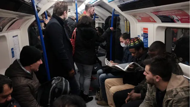 Duk da haka wasu jiragen kasa na karkashin kasa a Landan din na cike makil da mutane a safiyar ranar.