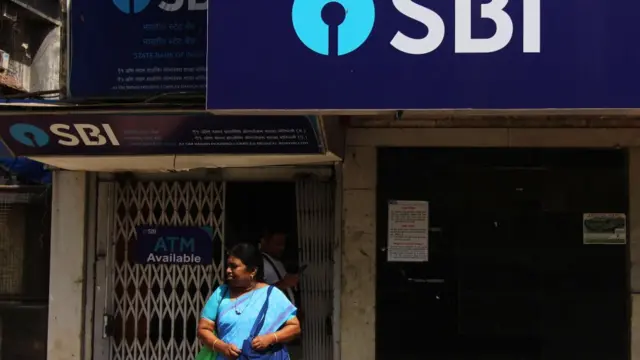 வங்கியின் முன் ஒரு பெண்.