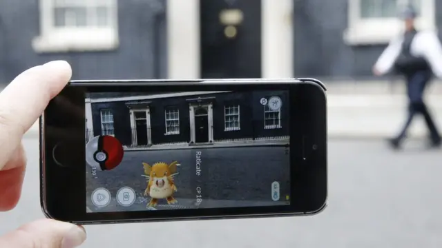 Игрок в Pokemon Go на Даунинг-стрит