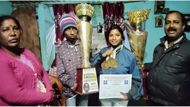 रागिनी कच्छप अपने परिवार के साथ