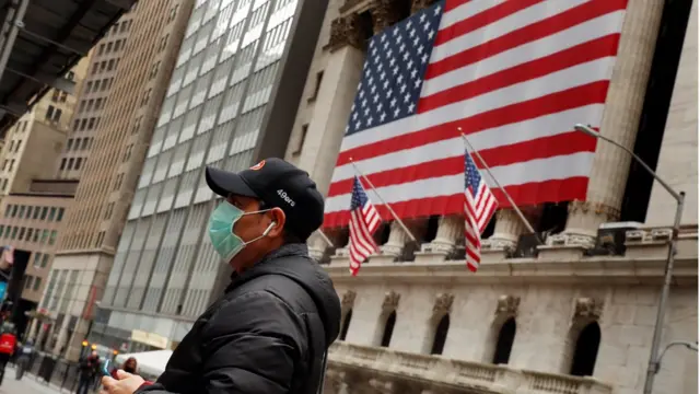 คนยืนหน้าธงชาติสหรัฐฯ