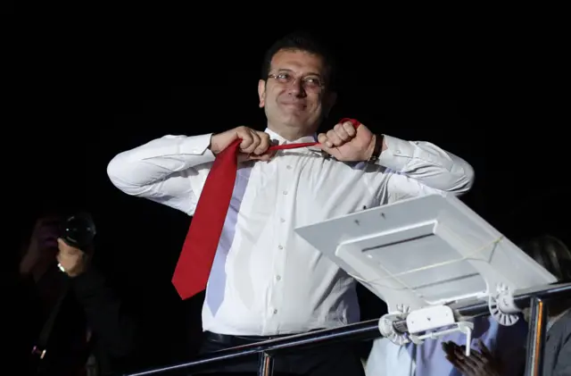 Ekrem Imamoglu sorrindo e tirando a gravatajogos para ganhar dinheiro via pix de verdadeevento 