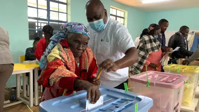 Ajuza akipiga kura kumchagua kiongozi wake
