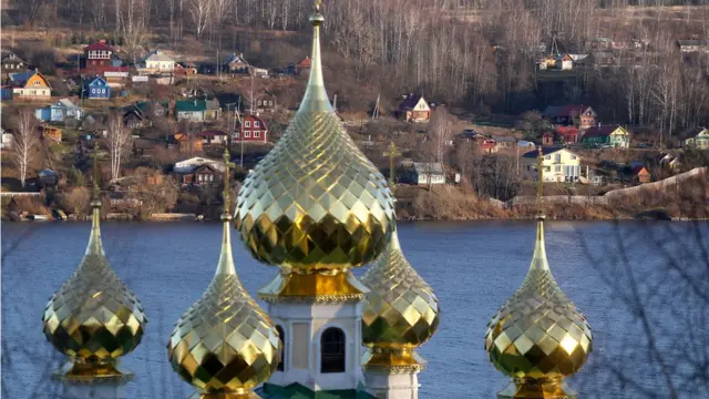 ولگا بلندترین رود در اروپا با گذر از مناطق مرکزی روسیه به دریای خزر در جنوب این کشور می ریزد