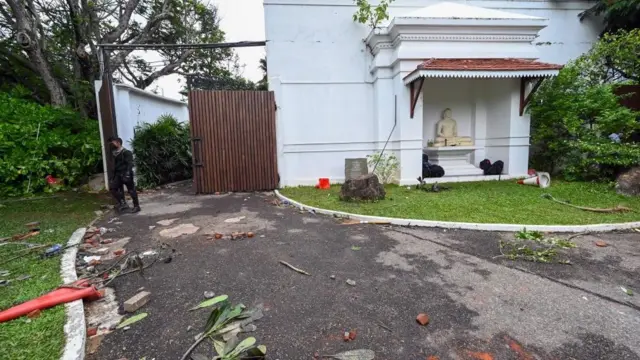 இலங்கை பிரதமர் பதவியை ராஜிநாமா செய்த மஹிந்த ராஜபக்ஷவின் அதிகாரப்பூர்வ இல்லமான டெம்பிள் ட்ரீஸை நேற்று போராட்டக்காரர்கள் அத்துமீறி நுழைந்தனர். தற்போது அங்கு காவல் இருக்கும் ராணுவ சிப்பாய் ஒருவர்.