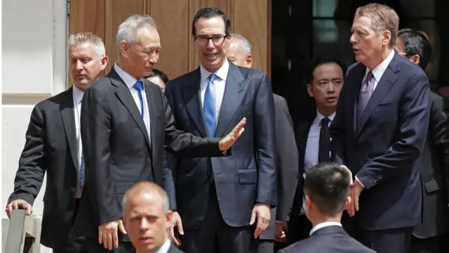 刘鹤在10日会谈后与美方官员告别