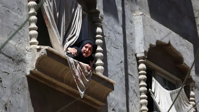 Una mujer palestina observa un funeral en Gaza.