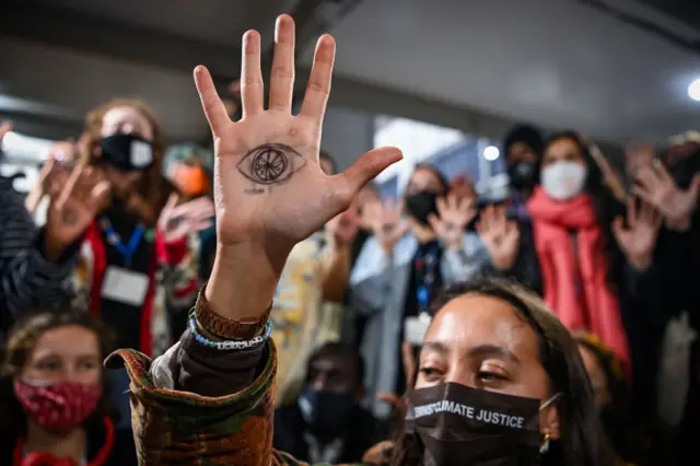 Ativistas protestam contra combustíveis fósseis fora do plenário da COP26