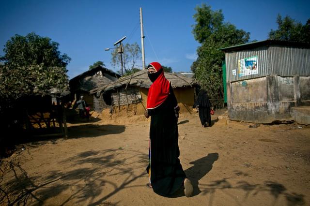 Mujer rohingya en un campo de refugiados de Bangladesh.