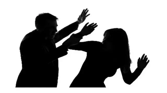 Aworan ojiji ọkunrin to n na obinrin