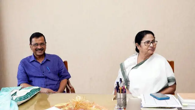 मंगलवार को केजरीवाल पश्चिम बंगाल की मुख्यमंत्री ममता बनर्जी से मिले थे.