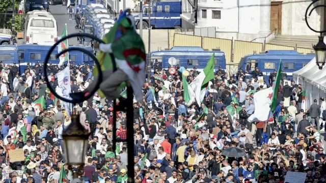 Des Algériens participent à une manifestation anti-gouvernementale dans la capitale Alger le 1er novembre 2019. - Les manifestants ont convergé vers Alger par milliers pour un rassemblement anti-gouvernemental massif appelé à coïncider avec les célébrations officielles de l'anniversaire de la guerre qui a conduit à l'indépendance de l'Algérie de la France.