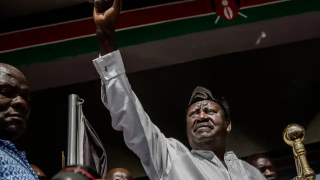 Kiongozi wa upinzani Raila Odinga baada ya kula kiapo cha 'kuwa rais wa watu'