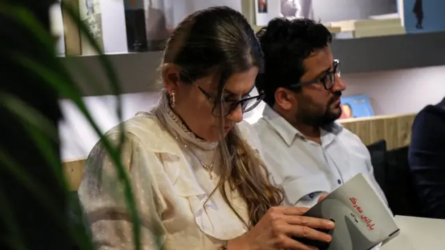 امرأة تقرأ كتاب