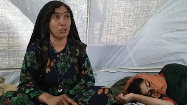 مینا گوشش را روی زمین گذاشت تا بازماندگان زلزله را پیدا کند