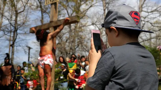 دو سهامدار عمده اپل گفته‌اند هر نوجوان آمریکایی در ده سالگی اولین تلفن هوشمند خود را می‌خرد و بطور متوسط روزانه چهار ساعت و نیم را صرف آن می‌کند
