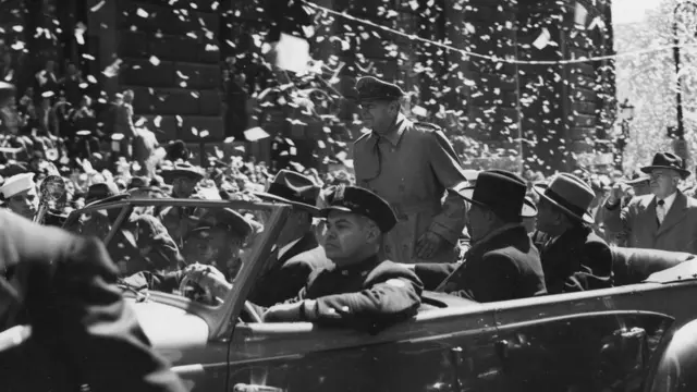 Генерал Дуглас Макартур проезжает по городу после своей отставки