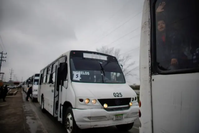 Autobuses con migrantes