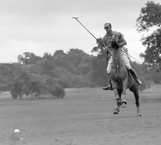 O duque de Edimburgo jogando pólo nas semifinais da Roehampton Cup