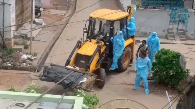ఏపి లో జె సి బి తో కరోనా వైరస్ మృతులను ఖననం చేస్తున్న సిబ్బంది.
