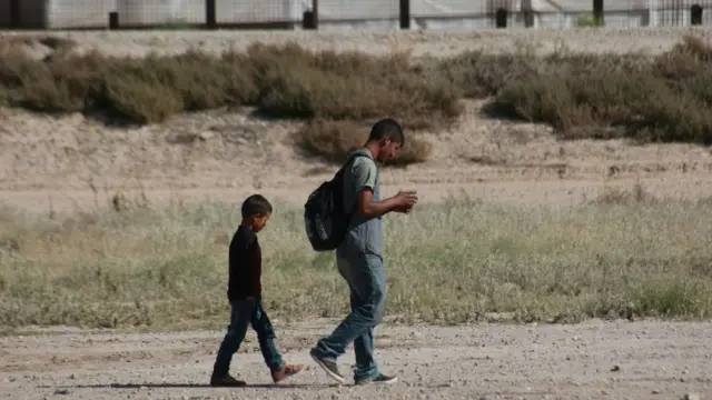 Padre e hijo migrantes cerca de la frontera con Estados Unidos.