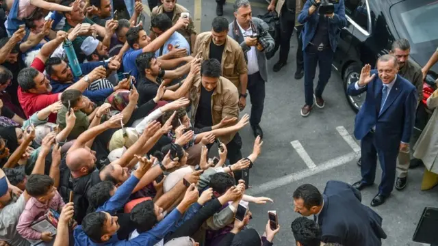 သမ္မတ အာဒိုအန်