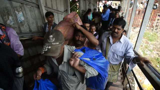 மும்பை ரயில் நிலையங்கள் மரண பொறிகளாக மாறியது ஏன்?