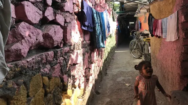 मन्नत के सामने के इलाक़े गणेश नगर की गलियां